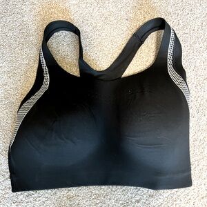 NWOT. Victoria Secret sports bra. Sz DD small